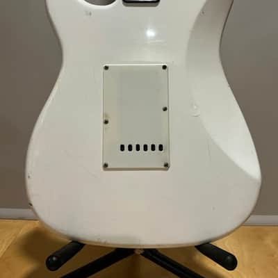 Squier Bullet Series Standard Stratocaster 1995 - 1996 - Arctic White image 5