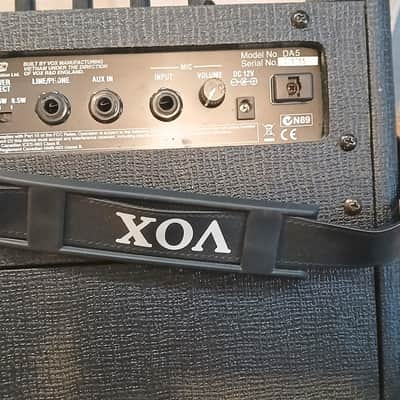 Vox DA5 5W 1x6.5 Guitar Combo 2010s w/ factory power supply/carrying strap image 3
