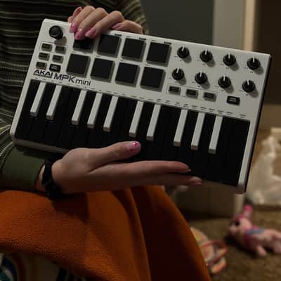 Akai MPK Mini MKII 25-Key MIDI Controller 2014 - Present - White with Black Keys