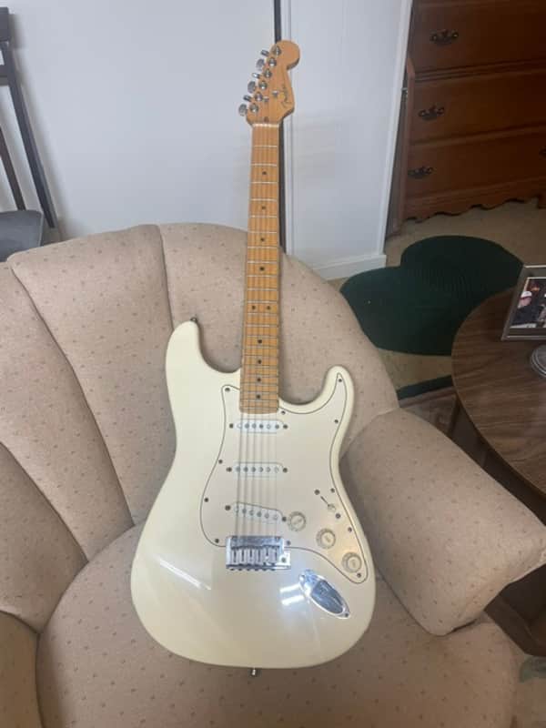Fender American Standard Stratocaster with Maple Fretboard 1996 - 1997 - Vintage White image 1