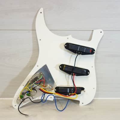 Uknown S-Type Loaded Pickguard w/ Single Coil Pickups – Fully Wired Strat Assembly - White image 4