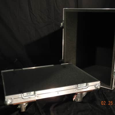 Roland KC-550 W/ Flight case image 4