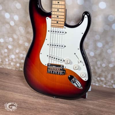 Suhr Classic S SSS Maple 2025 - 3 Tone Sunburst image 3