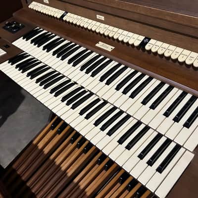 Allen Organ w/ Built-in Speakers, 32-Note Concave Pedalboard and bench! image 1