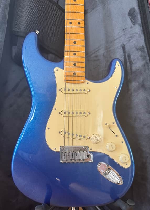 Fender American Ultra Stratocaster – Cobra Blue (Maple Board, SSS)