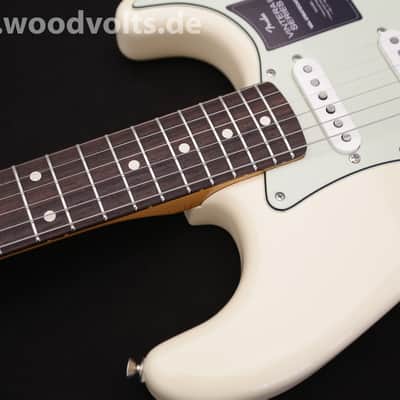 Fender Vintera II '60s Stratocaster with Rosewood Fretboard 2023 - 2026 - Olympic White image 4