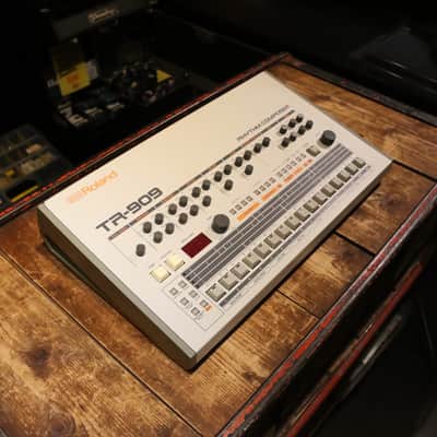 Roland TR-909 Rhythm Composer 1983 - 1985 - White image 3