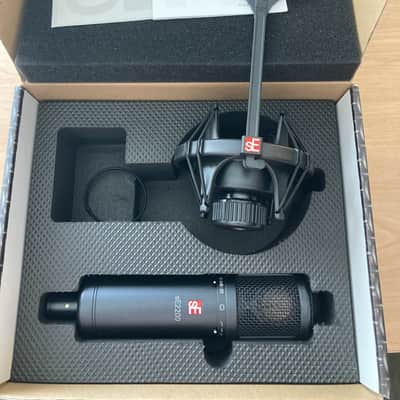 sE Electronics sE2200 Large Diaphragm Cardioid Condenser Microphone w/ Isolation Pack image 1
