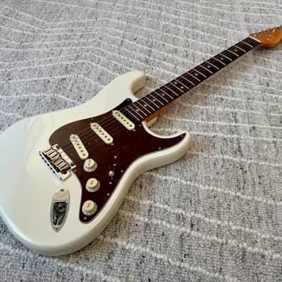Fender American Ultra Stratocaster 2019 - Arctic White Pearl image 5