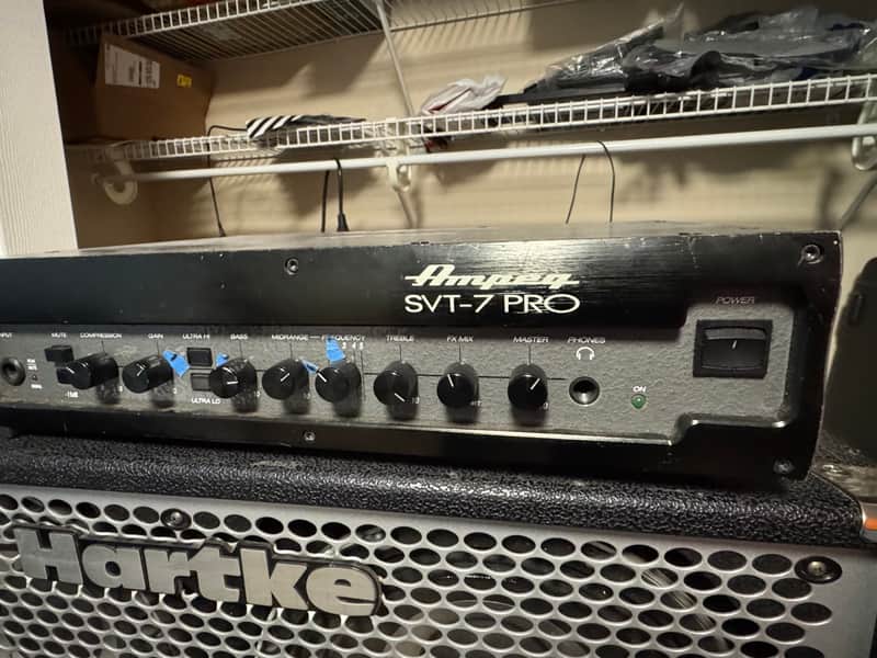 Ampeg SVT-7 PRO ベース用アンプ Ampeg SVT-7PRO Head and SVT-410HLF Cabinet Bass Stack | Guitar Center