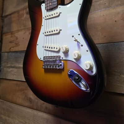 Fender American Vintage II 1961 Stratocaster (Pre-Owned) - 3-Color Sunburst w/ Case image 3