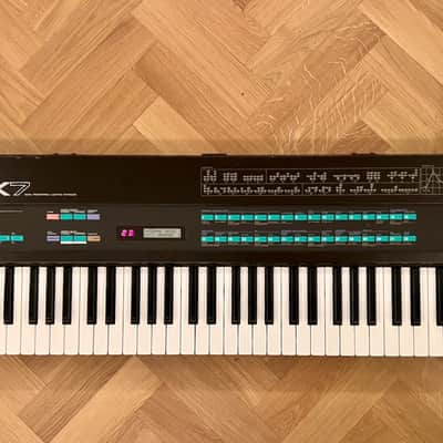 Yamaha DX7  Synthesizer Mk1 with original stand, soft case and manual