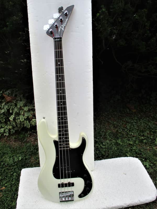 Dean Jammer III Bass Guitar,  1989,  Made In Korea,  34" Scale,  2 Pu's,   White Finish,  Gig Bag image 1