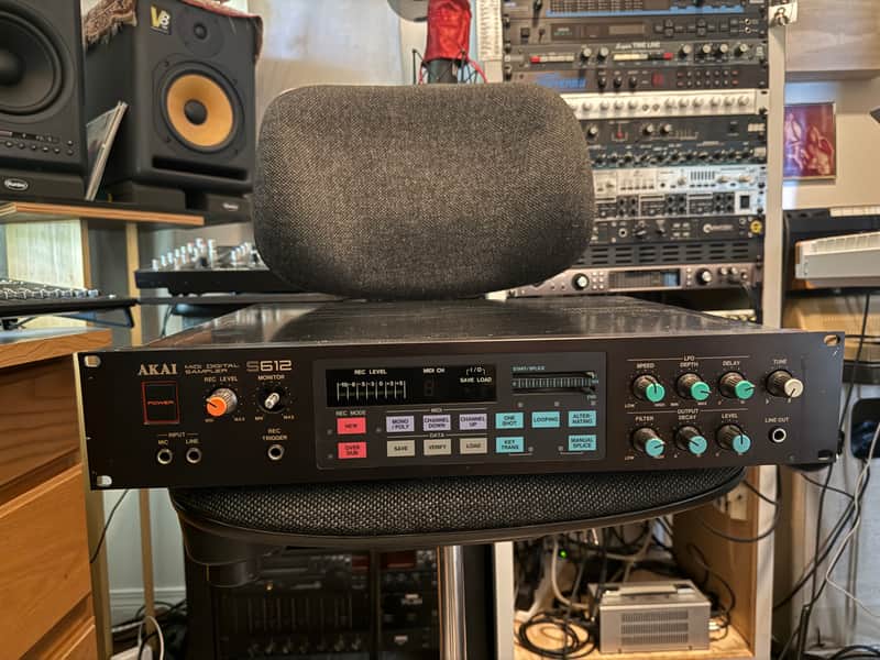 Akai S612 / MD280 MIDI Digital Sampler /Disc Drive 1985 - Black image 1