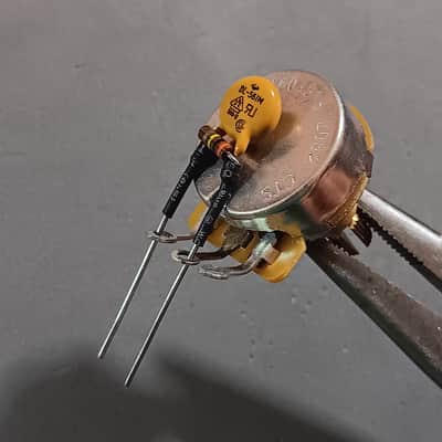 Treble Bleed "DiMarzio" "Norte" 560pF PHILIPS Coated Ceramic capacitor, 300K Allen Bradley Carbon Composition resistor image 2