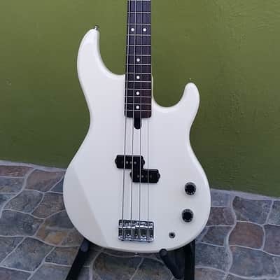 Rare vintage Yamaha BB200 bass guitar in white finish image 3