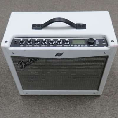 Fender Mustang III V.2 100-Watt 1x12" Modeling Guitar Combo 2015 - Snow White image 8