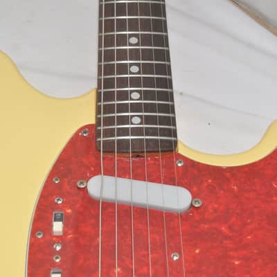 Fender Japan MG69 ' Mustang Yellow White Electric Guitar Ref No 7689 image 5