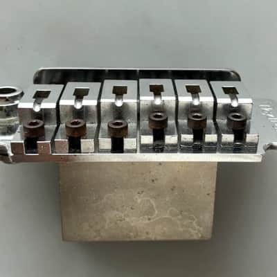 FLOYD ROSE® MADE IN GERMANY 80's KRAMER CHROME "NFT" TREMOLO WITH MOUNTING HARDWARE imagen 2