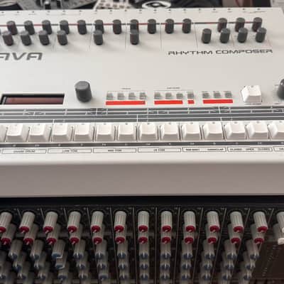 E-licktronic Nava 909 - Roland TR-909 Clone with over 1000 analogue components 2020s - Grey