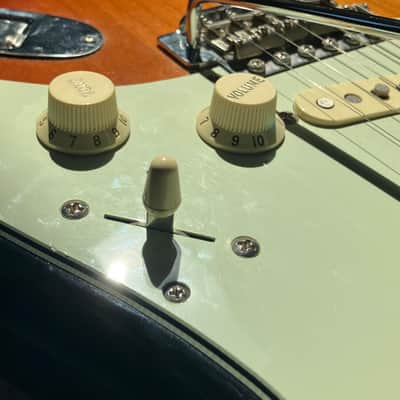 Fender Vintera '60s Stratocaster with Pau Ferro Fretboard 2019 - Present - 3-Color Sunburst image 3