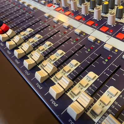 Midas Venice 320 32-Channel analog console WITH Anvil case image 3