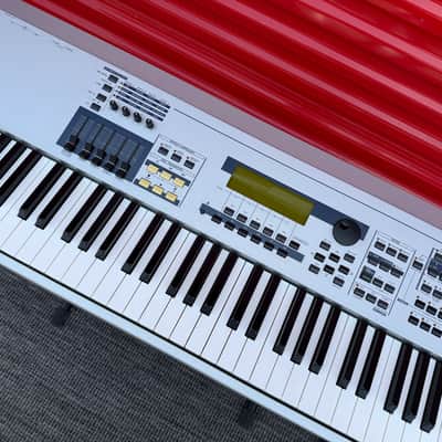 Yamaha MO8 88-Key Workstation Synthesizer Keyboard w/ Power Supply - Tested image 4