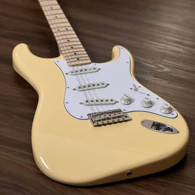 Fender Japan Yngwie Malmsteen Stratocaster in Yellow White image 1