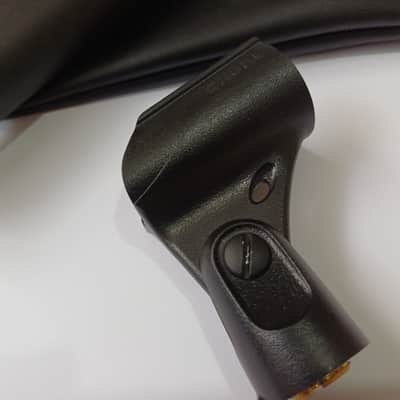 Shure SM57 Cardioid Dynamic Microphone - with zip case and mic clip image 17