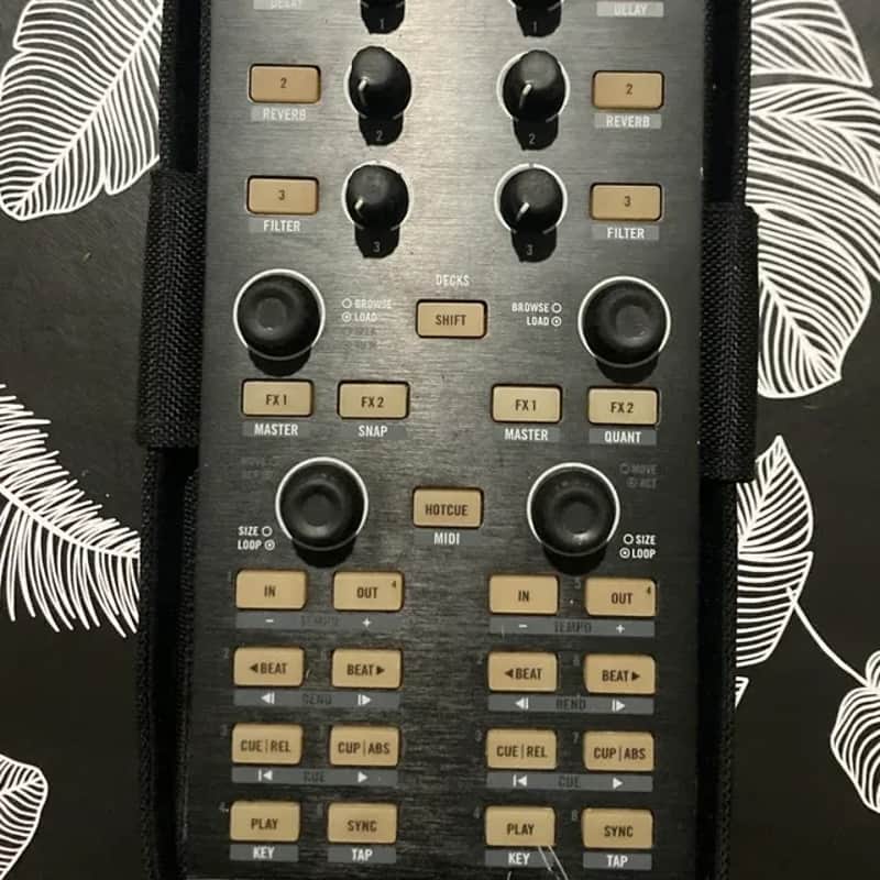 2012 Native Instruments Traktor X1 MK1 negro