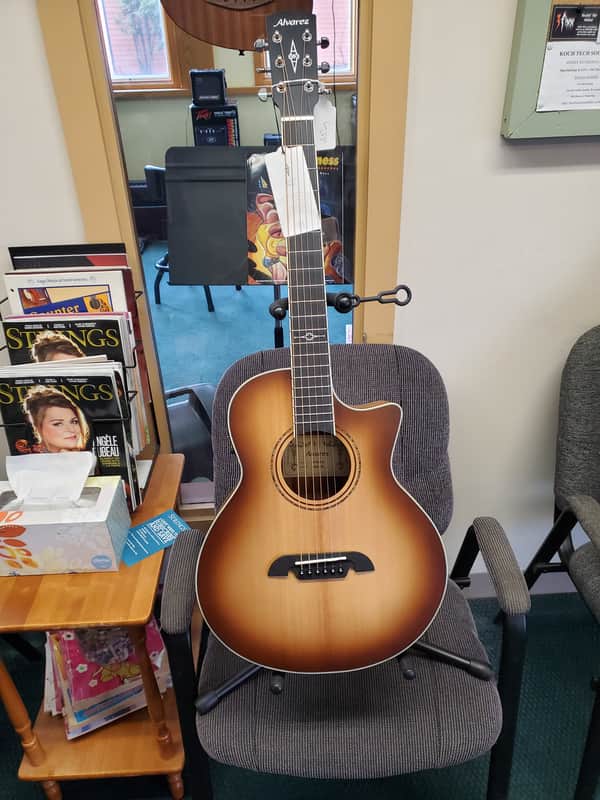 Alvarez Artist Little Jumbo Travel Electric/Acoustic Sunburst Spruce image 1