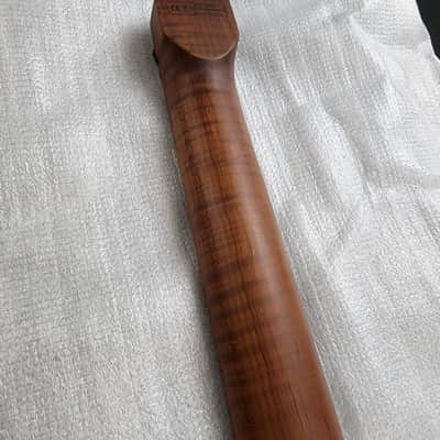Harley Benton Dullahan-FT 24 Roasted SP Shell Pink Headless Roasted Flame Maple Stainless Frets image 10