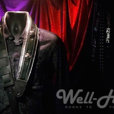 Well-Hung "Soul Collector" 3" wide padded leather guitar strap, Silver / Black with conchos image 7