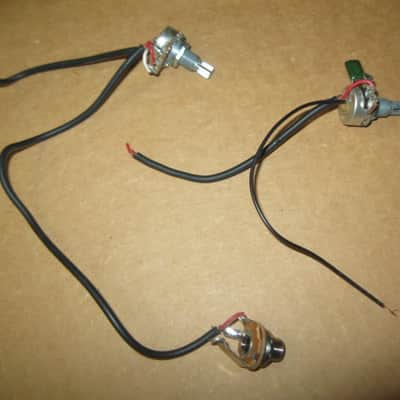 rarely used genuine Ibanez control harness (1 VOL pot B500K, 1 TONE pot A500K w/ capacitor, 1 jack) +main wires & nuts/washers & extra wires [NO switch] (from display piece 2018 Artcore AS-63 (NO: guitar, other parts) Metric, 18 spline coarse split shaft image 13