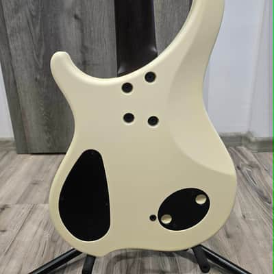 Dingwall ABZ 5 2023 - Vintage matte White image 4