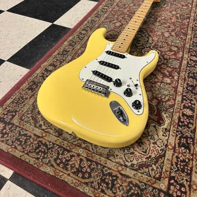 Fender Player Stratocaster with Maple Fretboard 2018 - 2024 - Buttercream