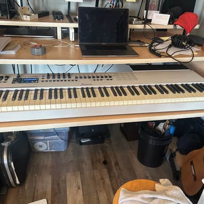 Arturia KeyLab 88 MIDI Controller MIDI Controller 2015 - 2017 - White image 2