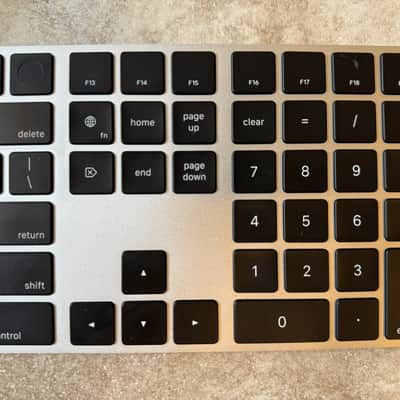 Magic Keyboard with Touch ID and Numeric Keypad for Mac models with Apple silicon - US English - Black Keys image 5