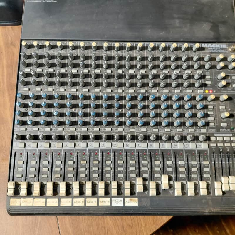 Mackie 1604-VLZ Pro 16-Channel Mic / Line Mixer | Reverb