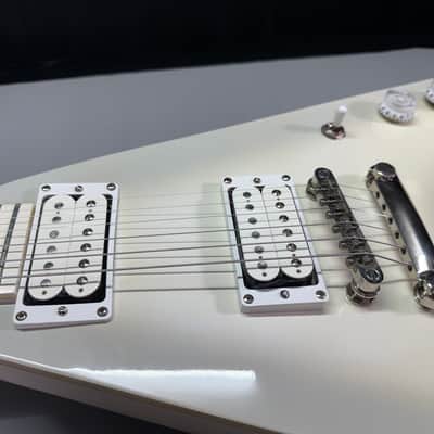 2016 Epiphone Brendon Small Signature "Snow Falcon" Flying V - Snow Burst image 4