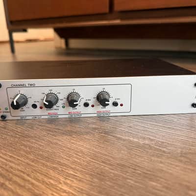dbx 223s Stereo 2-Way/Mono 3-Way Crossover 2010s - Silver image 3