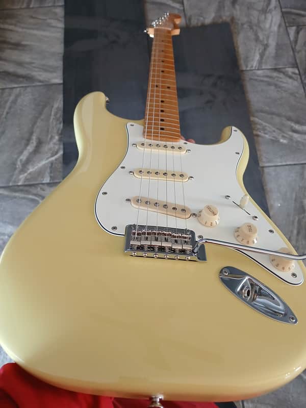Fender Player II Stratocaster 2024 - Present - Hialeah Yellow