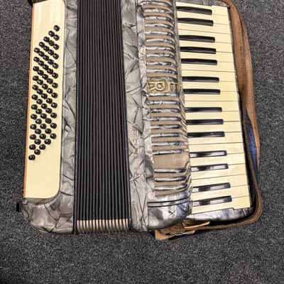 Hohner Verdi 80 Bass Accordion image 3