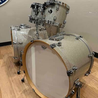 ~WOW!~ TAMA Starclassic Performer 6-Piece 10/12/14/16/22/22 Double Bass Drum Kit Set in Vintage Silver Glitter with RoadRunner Soft Bags (Rm 4) image 2