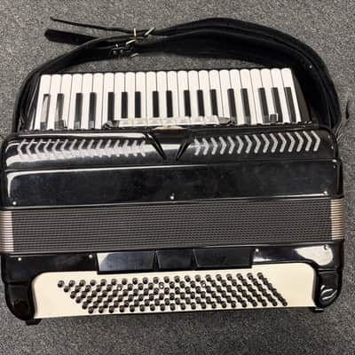 Castiglione 120 bass accordion image 2