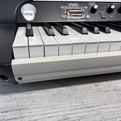Korg SV2-SP 88 Key Stage Vintage Digital Piano with Speakers 2020 - Present - Creme with White / Black Keys image 7