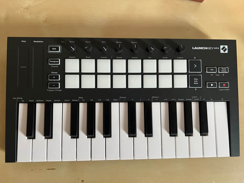 Novation Launchkey Mini MKIII MIDI Keyboard Controller 2019 - Present - Black image 1