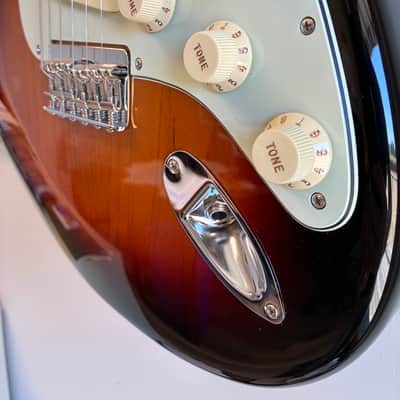 Fender Robert Cray Artist Series Signature Stratocaster 2003 - Present - 3-Color Sunburst image 9