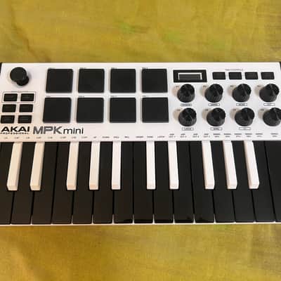 Akai MPK Mini MKIII 25-Key MIDI Controller 2020 - Present - White with Black Keys