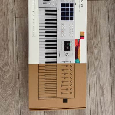 Arturia KeyLab 49 MkIII MIDI Controller 2024 - Present - White image 8